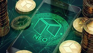 Das Logo der NEO Blockchain auf einem Smartphone Bildschirm. Drumherum liegen NEO-Münzen.