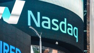 Das Logo der NASDAQ auf einer elektronischen Tafel.