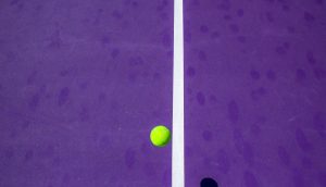 Ein Ball trifft auf die Linie.