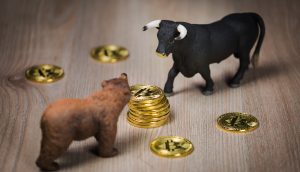 Bitcoin-Münze zwischen Bär und Bulle