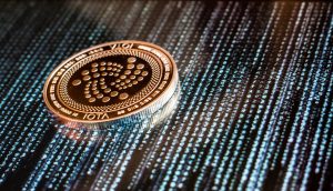 IOTA -Münze auf "Matrix"-Hintergrund