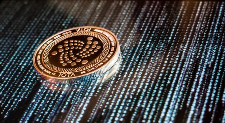 IOTA -Münze auf "Matrix"-Hintergrund