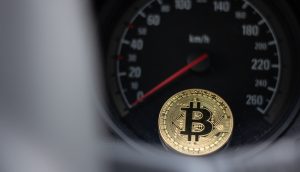 Bitcoin vor Tacho, Symbolbild Krypto-Zahlungen Mobilität