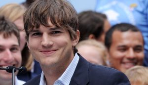 Ein schmunzelnder Ashton Kutcher