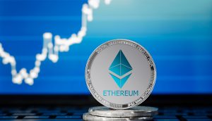 Ethereum-Münze vor einem Chart