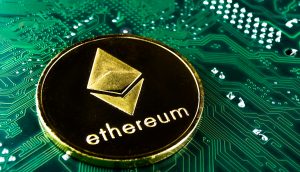 Ethereum-Münze liegt auf Computerchip