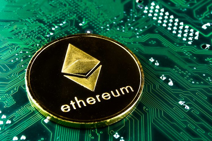 Ethereum-Münze liegt auf Computerchip