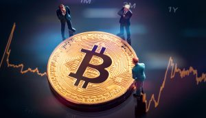 Bitcoin-Münze auf Chart-Hintergrund, umgeben von Modellfiguren