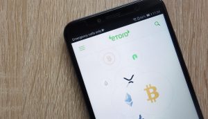Smartphone auf dem die eToro-App läuft.