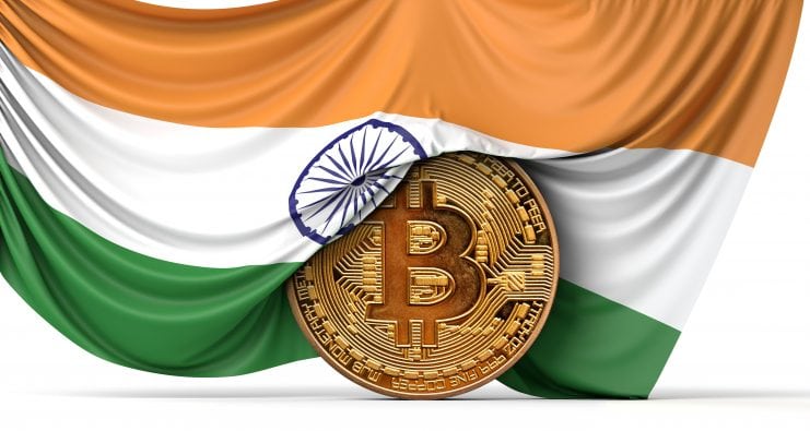 Bitcoin Münze wird von indischer Flagge umhüllt