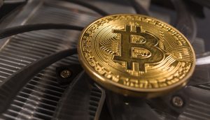 Bitcoin-Münze und Mining Hardware