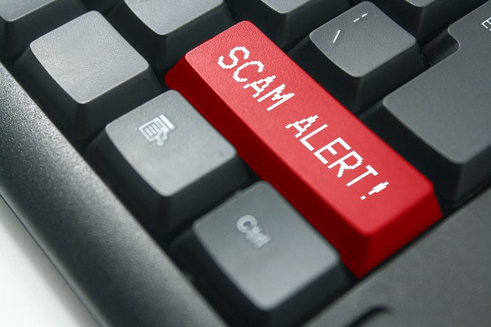 Tastatur auf der "Scam Alert" steht