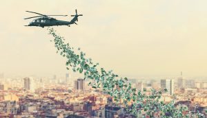 Helikopter fliegt über der Stadt und lässt Geldnoten regnen.