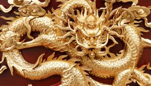 Ein goldener Drache.