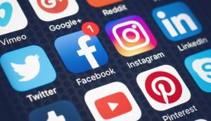 Verschiedene Social-Media-Apps auf einem Smartphone.