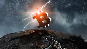 Bitcoin Symbol auf Berg, Blitz im Hintergrund