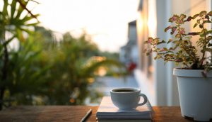 Kaffee Tasse mit Pflanze