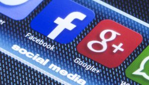 Facebook und Google auf einem Smartphone