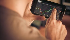 Smartphone mit Kursverlauf