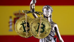 Spanien mit Justitia, die Bitcoin als Waage hält.