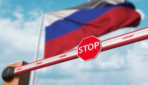 Russische Flagge hinter Stop-Schild