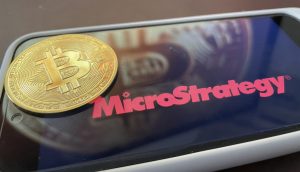 MicroStrategy-Logo mit Bitcoin-Münze