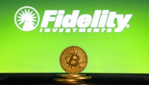 Fidelity Logo und Bitcoin-Münze