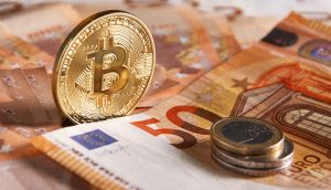 Bitcoin-Münze und 50 Euro Scheine
