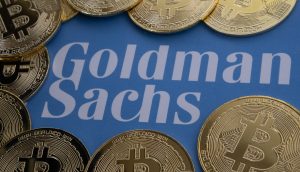Goldman Sachs Logo umringt von Bitcoin-Münzen
