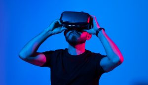 Mann mit VR-Brille