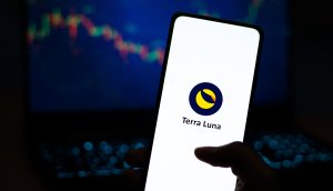 Terra-Logo auf einem Smartphone
