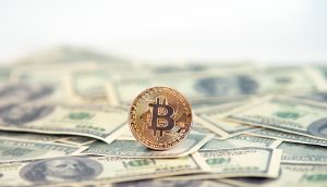 Bitcoin-Münze auf Dollar-Scheinen