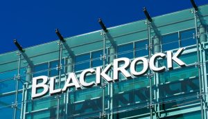 BlackRock steht auf einer Glasfassade