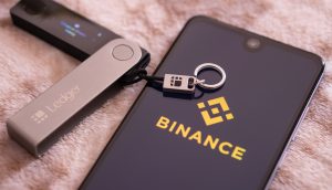 Binance-Logo auf einem Handy mit Ledger Wallet