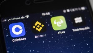 Krypto-Börsen und Broker auf Smartphone-Bildschirm.