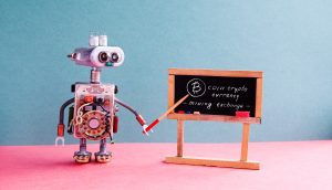 Roboter erklärt Krypto-Trading auf einer Tafel