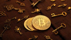 Bitcoin Münze mit Schlüsseln