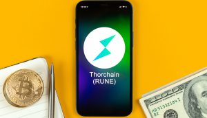 Smartphone zeigt Thorchain-Logo