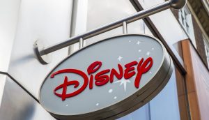Disney-Logo auf Filialschild