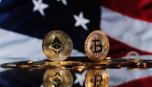 Bitcoin und Ethereum vor der US-Flagge.
