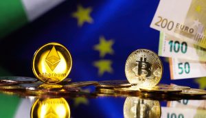 Ethereum, Bitcoin und Euro-Scheine vor EU-Flagge.