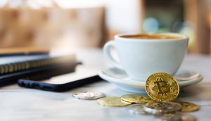 Bitcoin Münze mit Kaffeetasse