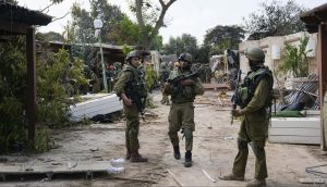 Israelische Soldaten im Kibbuz Kfar Azza nahe dem Gazastreifen