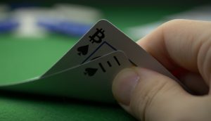 Bitcoin-Symbol auf Spielkarte