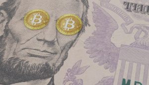 Bitcoin-Münzen auf einer US-Dollar-Banknote
