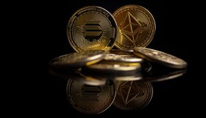 Solana-Münze neben Ethereum-Münze
