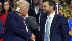 Vance und Trump auf einer Veranstaltung